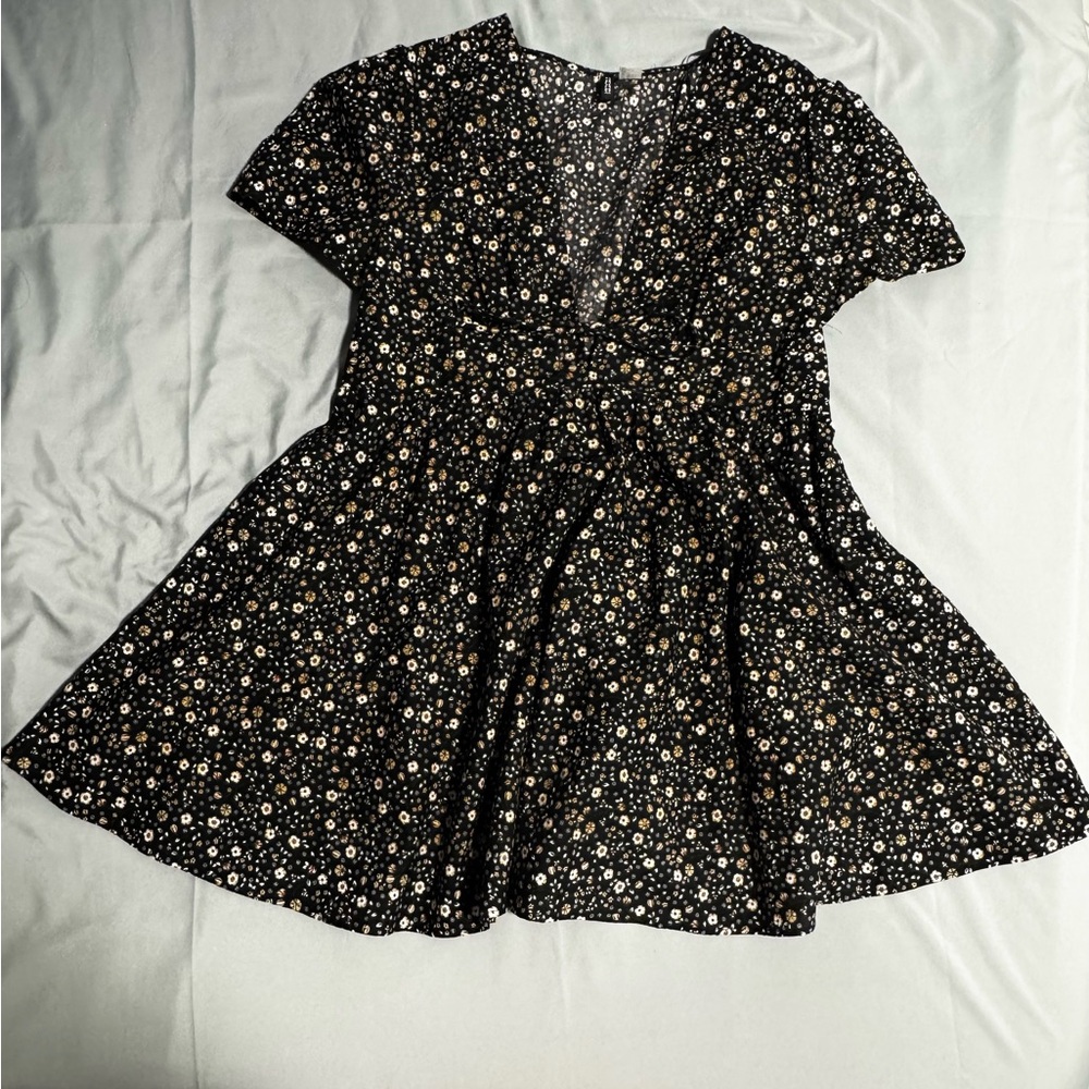 H&M V neck poplin Black Dress with White and Yellow Floral Pattern - Picture 5 of 10